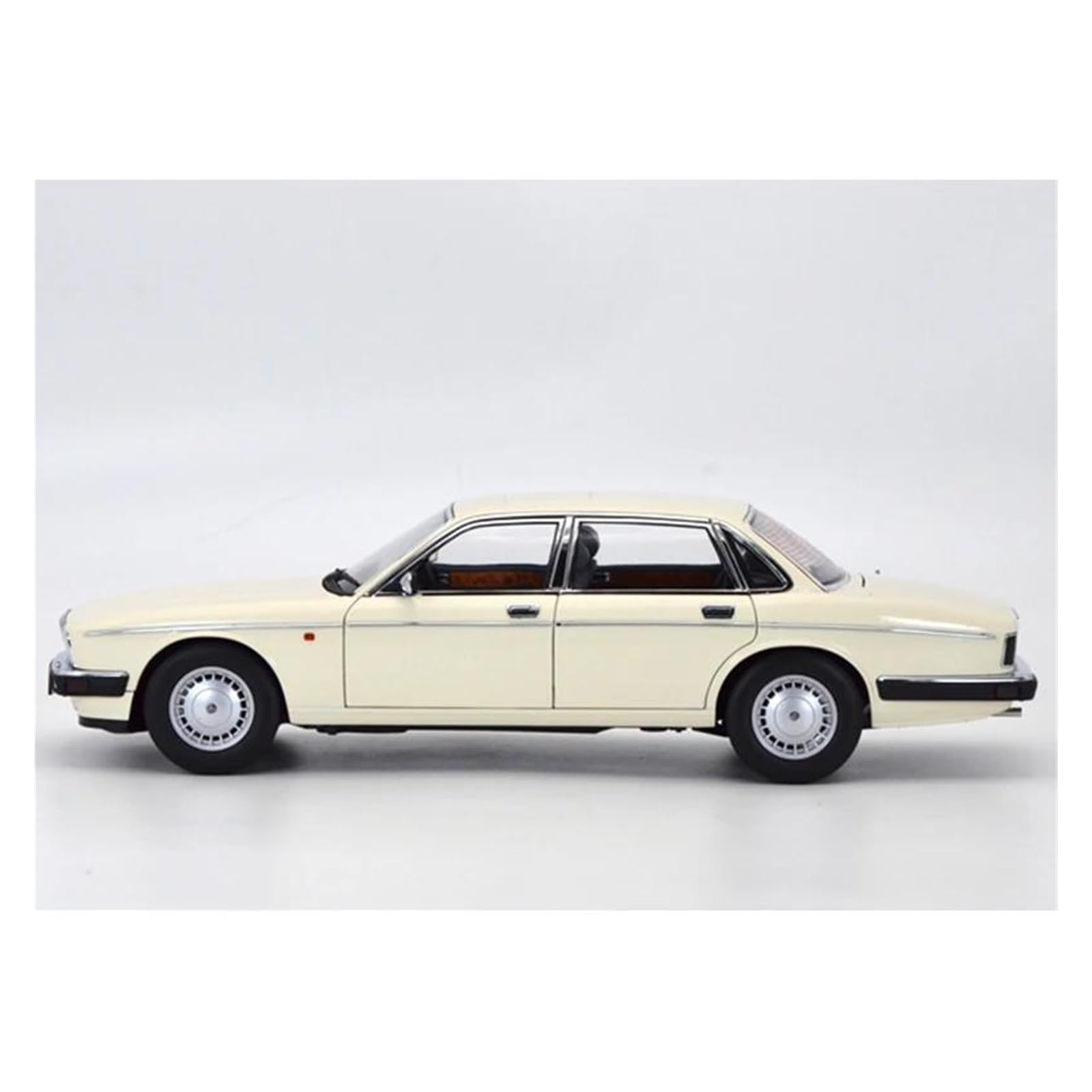 Jaguar XJ40 1/18スケールモデル ミニカー Jaguar XJ40 1/18スケールモデル ミニカー